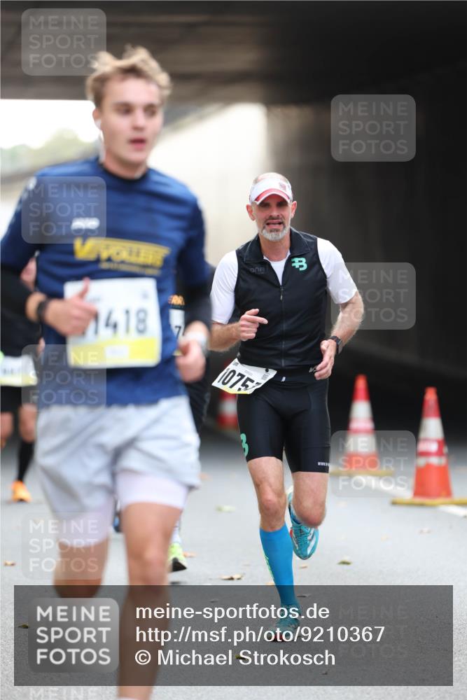 05.10.2025 - 20. swb-Marathon Bremen Michael Strokosch http://msf.ph/oto/9210367 05.10.2025 10:35:38 Laufen 1418, 10757 meine-sportfotos.de
