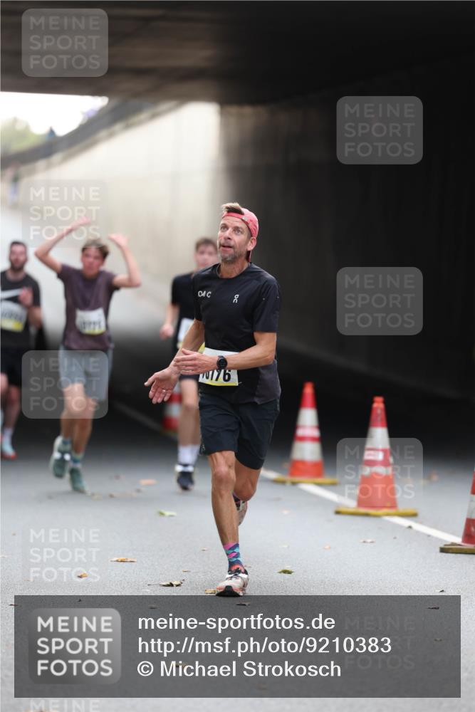 05.10.2025 - 20. swb-Marathon Bremen Michael Strokosch http://msf.ph/oto/9210383 05.10.2025 10:35:47 Laufen 0776 meine-sportfotos.de
