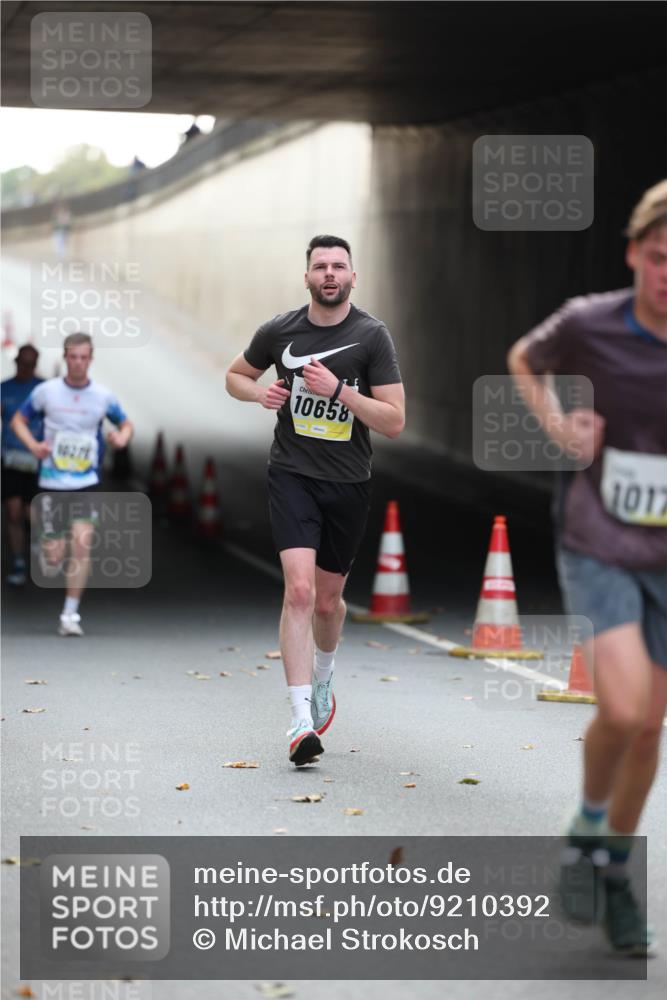 05.10.2025 - 20. swb-Marathon Bremen Michael Strokosch http://msf.ph/oto/9210392 05.10.2025 10:35:51 Laufen 10658, 1017 meine-sportfotos.de