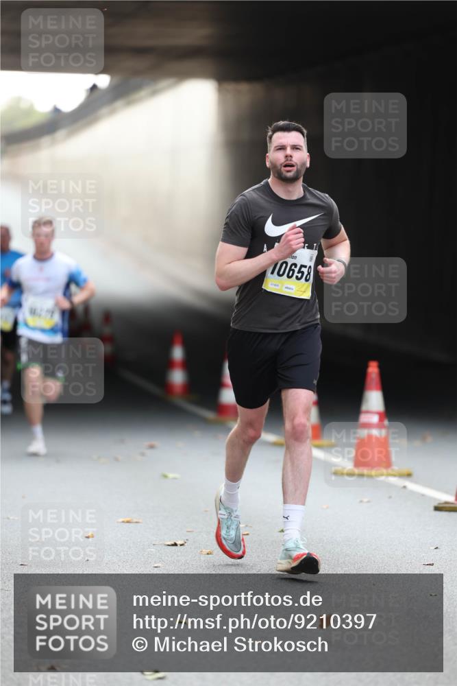 05.10.2025 - 20. swb-Marathon Bremen Michael Strokosch http://msf.ph/oto/9210397 05.10.2025 10:35:52 Laufen 131, 10658 meine-sportfotos.de