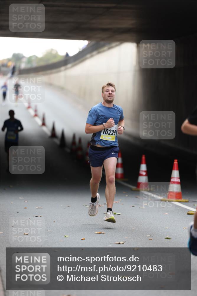 05.10.2025 - 20. swb-Marathon Bremen Michael Strokosch http://msf.ph/oto/9210483 05.10.2025 10:36:42 Laufen 10229 meine-sportfotos.de