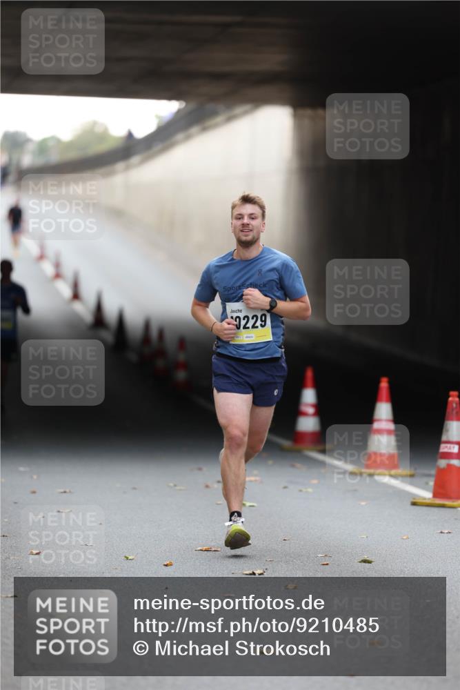 05.10.2025 - 20. swb-Marathon Bremen Michael Strokosch http://msf.ph/oto/9210485 05.10.2025 10:36:42 Laufen 0, 9229 meine-sportfotos.de