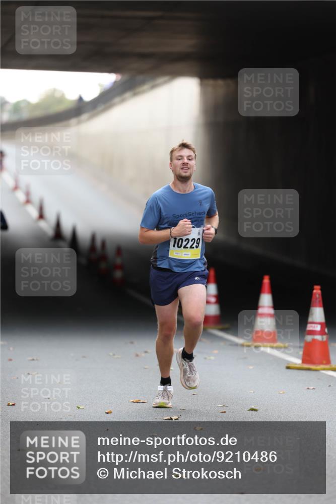 05.10.2025 - 20. swb-Marathon Bremen Michael Strokosch http://msf.ph/oto/9210486 05.10.2025 10:36:42 Laufen 10229 meine-sportfotos.de