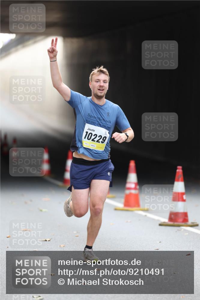 05.10.2025 - 20. swb-Marathon Bremen Michael Strokosch http://msf.ph/oto/9210491 05.10.2025 10:36:43 Laufen 10229, 02611 meine-sportfotos.de