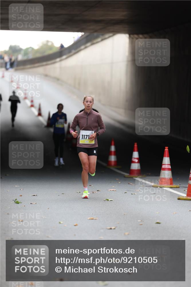 05.10.2025 - 20. swb-Marathon Bremen Michael Strokosch http://msf.ph/oto/9210505 05.10.2025 10:37:00 Laufen 7756, 1171 meine-sportfotos.de