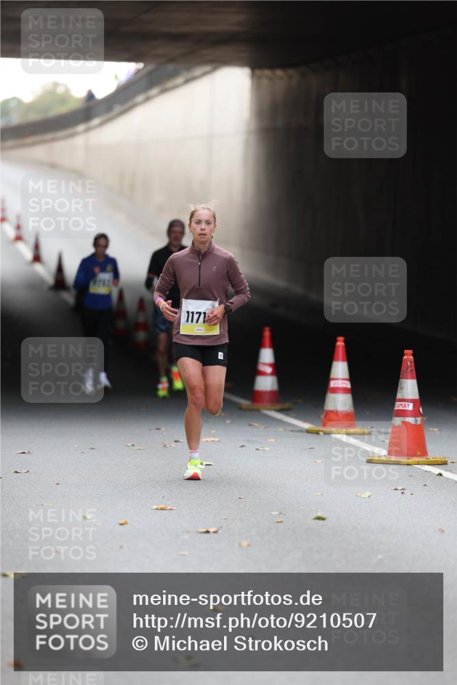 05.10.2025 - 20. swb-Marathon Bremen Michael Strokosch http://msf.ph/oto/9210507 05.10.2025 10:37:00 Laufen 1171 meine-sportfotos.de