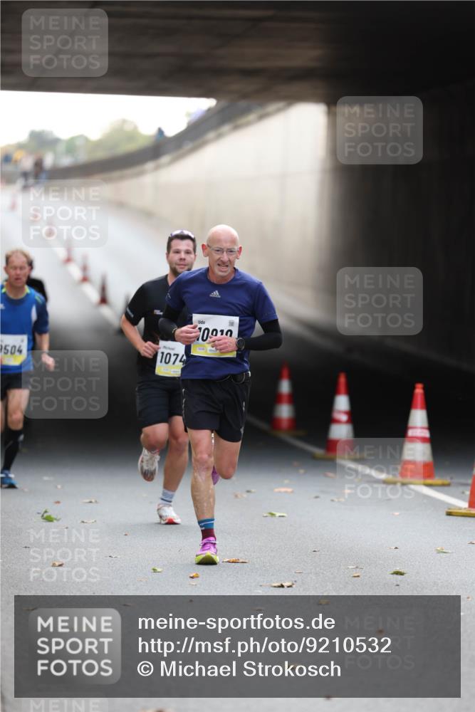 05.10.2025 - 20. swb-Marathon Bremen Michael Strokosch http://msf.ph/oto/9210532 05.10.2025 10:37:12 Laufen 504, 1074, 10910 meine-sportfotos.de