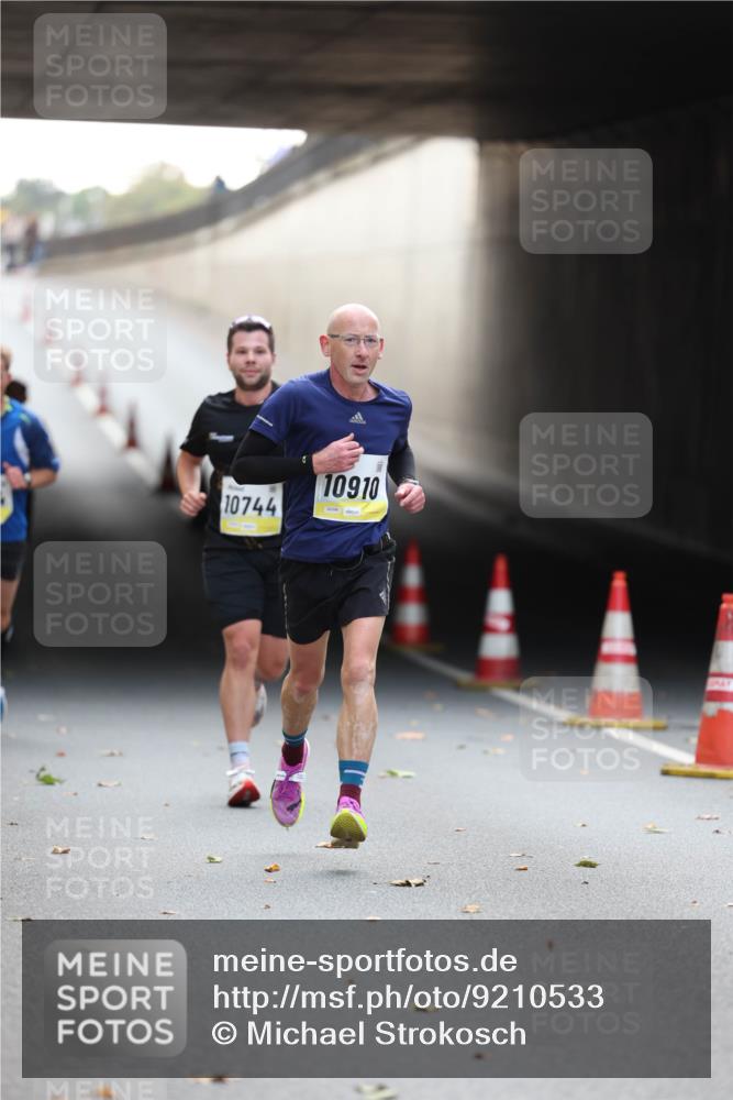 05.10.2025 - 20. swb-Marathon Bremen Michael Strokosch http://msf.ph/oto/9210533 05.10.2025 10:37:13 Laufen 10744, 10910 meine-sportfotos.de