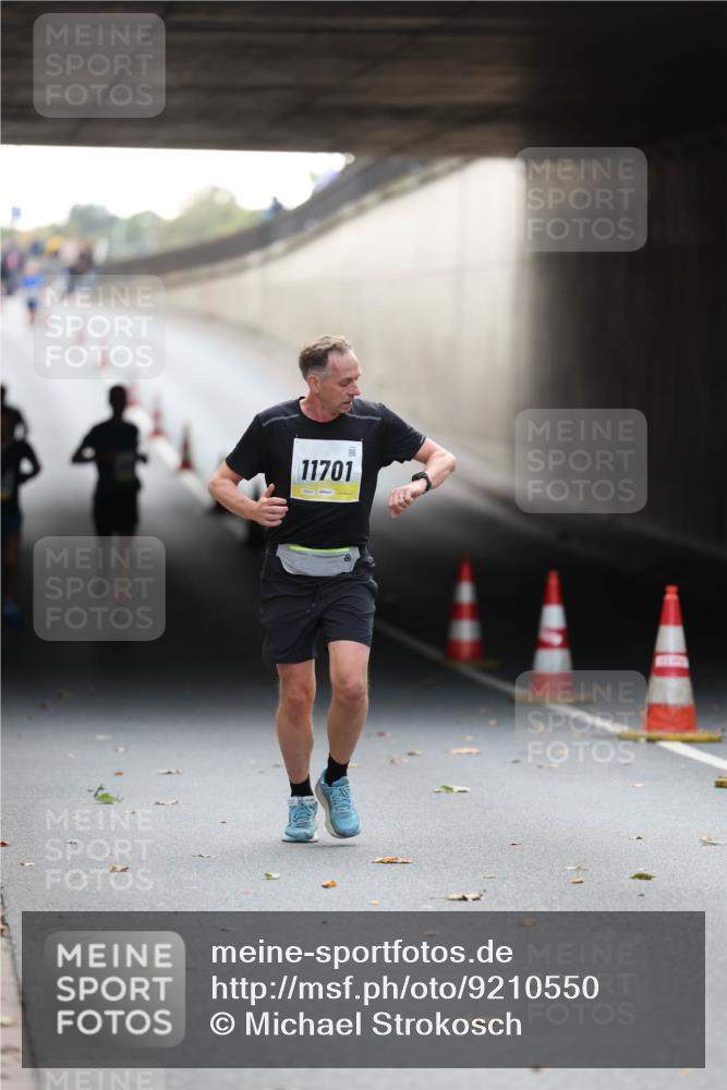 05.10.2025 - 20. swb-Marathon Bremen Michael Strokosch http://msf.ph/oto/9210550 05.10.2025 10:37:19 Laufen 11701 meine-sportfotos.de