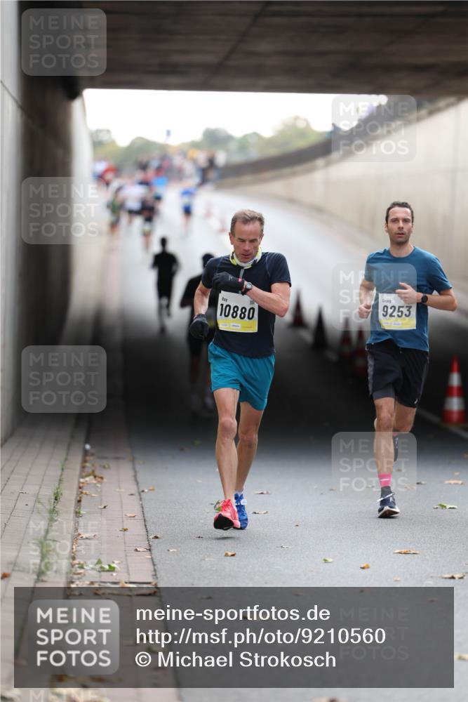 05.10.2025 - 20. swb-Marathon Bremen Michael Strokosch http://msf.ph/oto/9210560 05.10.2025 10:37:26 Laufen 10880, 9253 meine-sportfotos.de