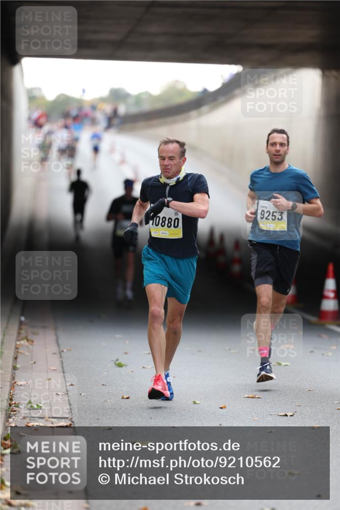 05.10.2025 - 20. swb-Marathon Bremen Michael Strokosch http://msf.ph/oto/9210562 05.10.2025 10:37:26 Laufen 10880, 9253 meine-sportfotos.de