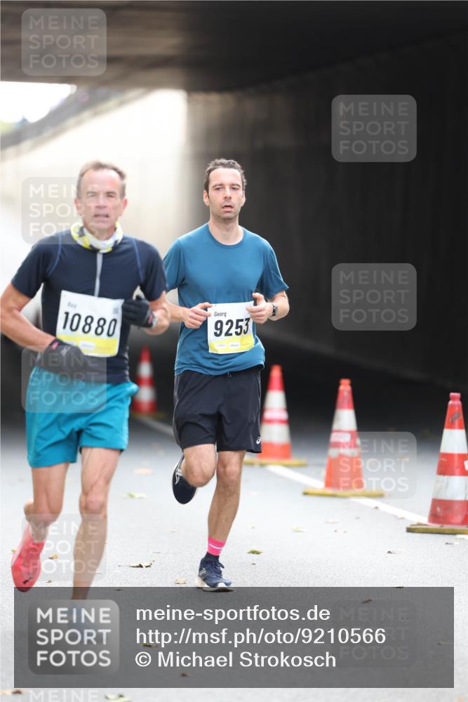 05.10.2025 - 20. swb-Marathon Bremen Michael Strokosch http://msf.ph/oto/9210566 05.10.2025 10:37:28 Laufen 10880, 9253 meine-sportfotos.de