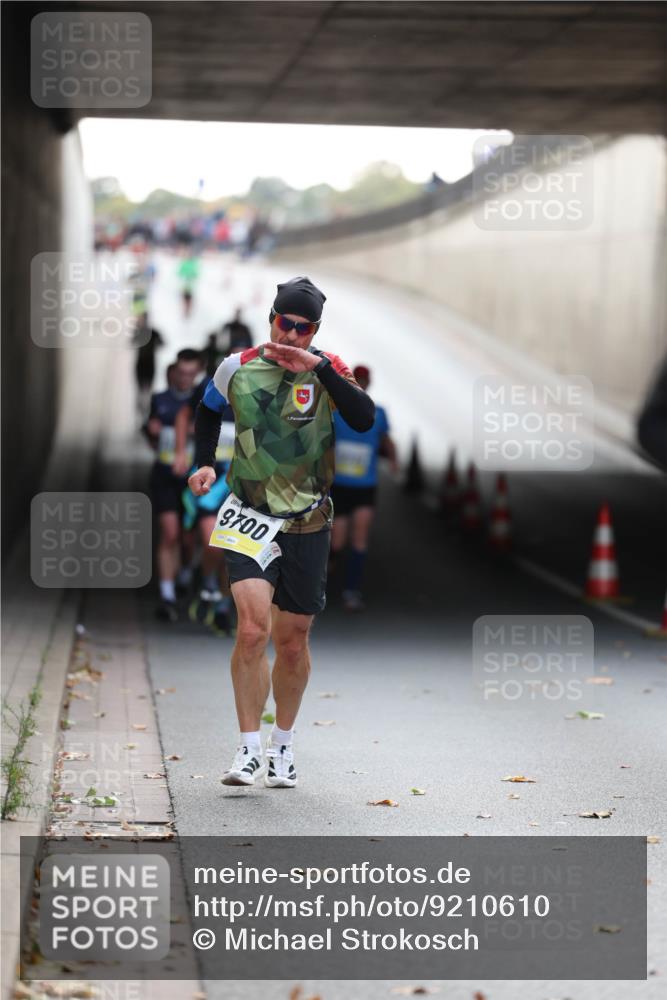 05.10.2025 - 20. swb-Marathon Bremen Michael Strokosch http://msf.ph/oto/9210610 05.10.2025 10:37:51 Laufen 9700 meine-sportfotos.de