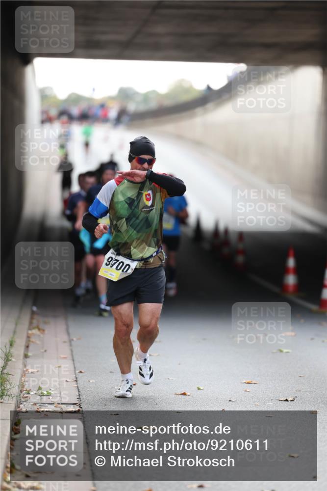 05.10.2025 - 20. swb-Marathon Bremen Michael Strokosch http://msf.ph/oto/9210611 05.10.2025 10:37:51 Laufen 9700 meine-sportfotos.de
