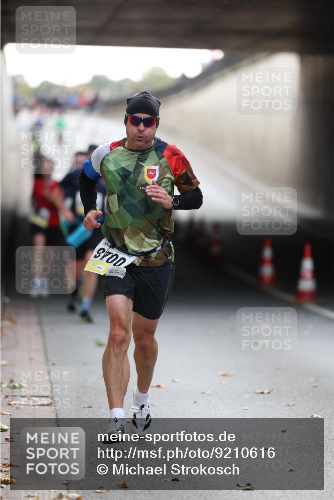 05.10.2025 - 20. swb-Marathon Bremen Michael Strokosch http://msf.ph/oto/9210616 05.10.2025 10:37:52 Laufen 8700 meine-sportfotos.de