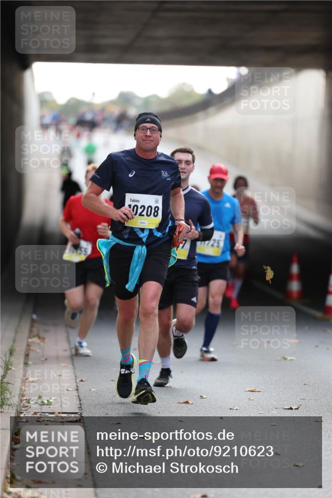 05.10.2025 - 20. swb-Marathon Bremen Michael Strokosch http://msf.ph/oto/9210623 05.10.2025 10:37:55 Laufen 55, 0208, 1725 meine-sportfotos.de