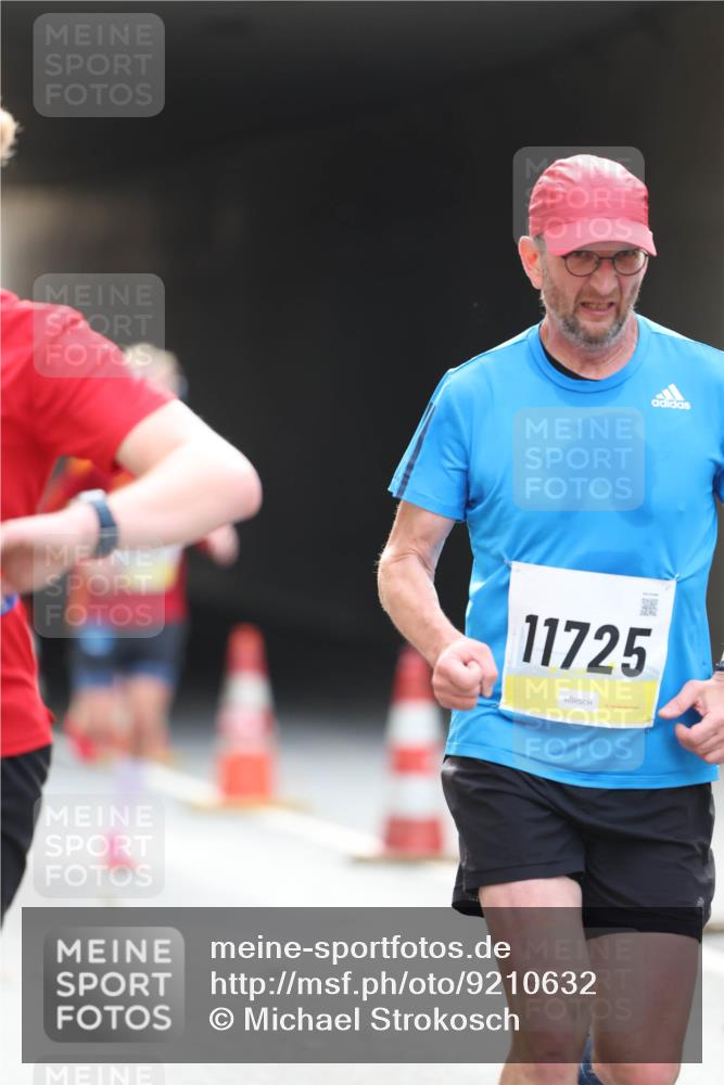05.10.2025 - 20. swb-Marathon Bremen Michael Strokosch http://msf.ph/oto/9210632 05.10.2025 10:38:00 Laufen 11725 meine-sportfotos.de