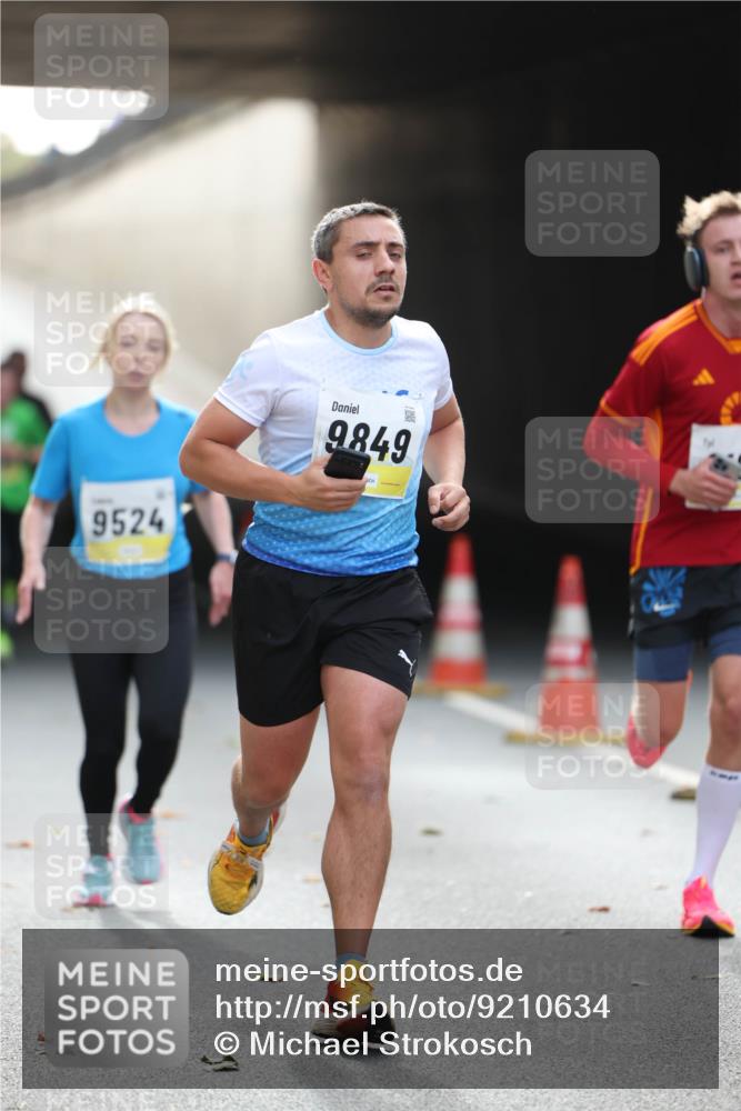 05.10.2025 - 20. swb-Marathon Bremen Michael Strokosch http://msf.ph/oto/9210634 05.10.2025 10:38:01 Laufen 9524, 9849 meine-sportfotos.de