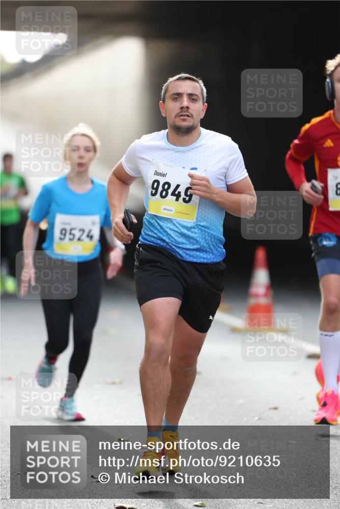 05.10.2025 - 20. swb-Marathon Bremen Michael Strokosch http://msf.ph/oto/9210635 05.10.2025 10:38:02 Laufen 9524, 9849, 11, 8 meine-sportfotos.de