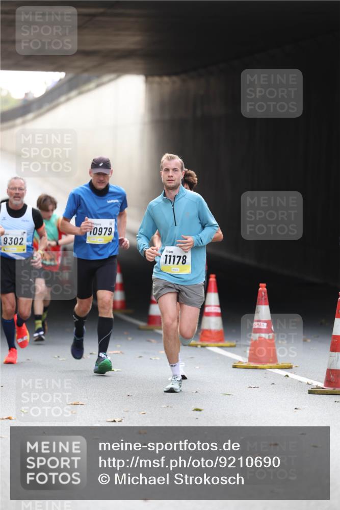 05.10.2025 - 20. swb-Marathon Bremen Michael Strokosch http://msf.ph/oto/9210690 05.10.2025 10:38:32 Laufen 9302, 0979, 11178 meine-sportfotos.de