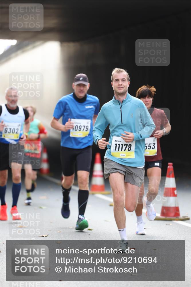 05.10.2025 - 20. swb-Marathon Bremen Michael Strokosch http://msf.ph/oto/9210694 05.10.2025 10:38:33 Laufen 9302, 0979, 11178, 553 meine-sportfotos.de