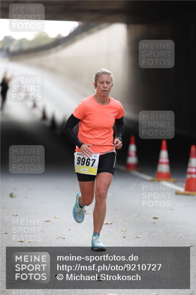 05.10.2025 - 20. swb-Marathon Bremen Michael Strokosch http://msf.ph/oto/9210727 05.10.2025 10:38:50 Laufen 9967, 2004 meine-sportfotos.de