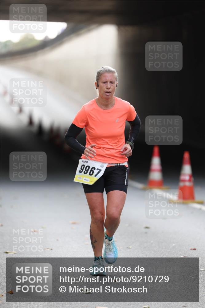 05.10.2025 - 20. swb-Marathon Bremen Michael Strokosch http://msf.ph/oto/9210729 05.10.2025 10:38:50 Laufen 9967, 02004 meine-sportfotos.de