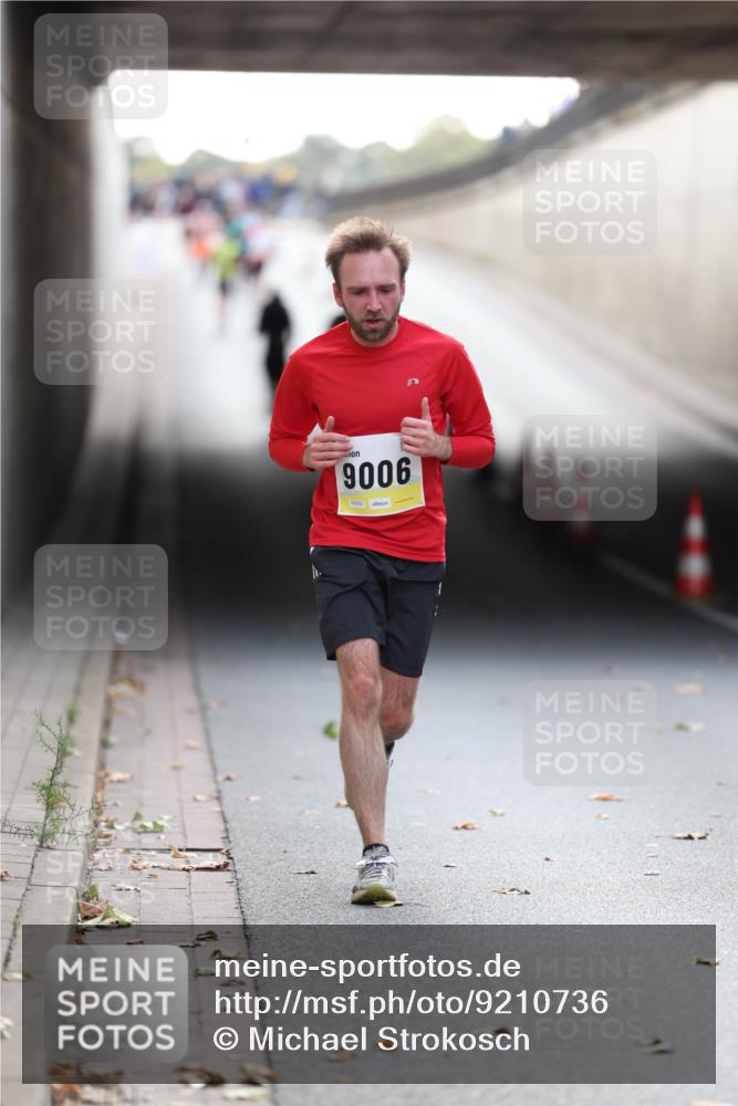 05.10.2025 - 20. swb-Marathon Bremen Michael Strokosch http://msf.ph/oto/9210736 05.10.2025 10:38:53 Laufen 9006, 02372 meine-sportfotos.de