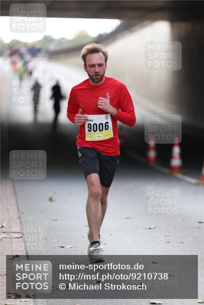 05.10.2025 - 20. swb-Marathon Bremen Michael Strokosch http://msf.ph/oto/9210738 05.10.2025 10:38:53 Laufen 9006, 02372 meine-sportfotos.de