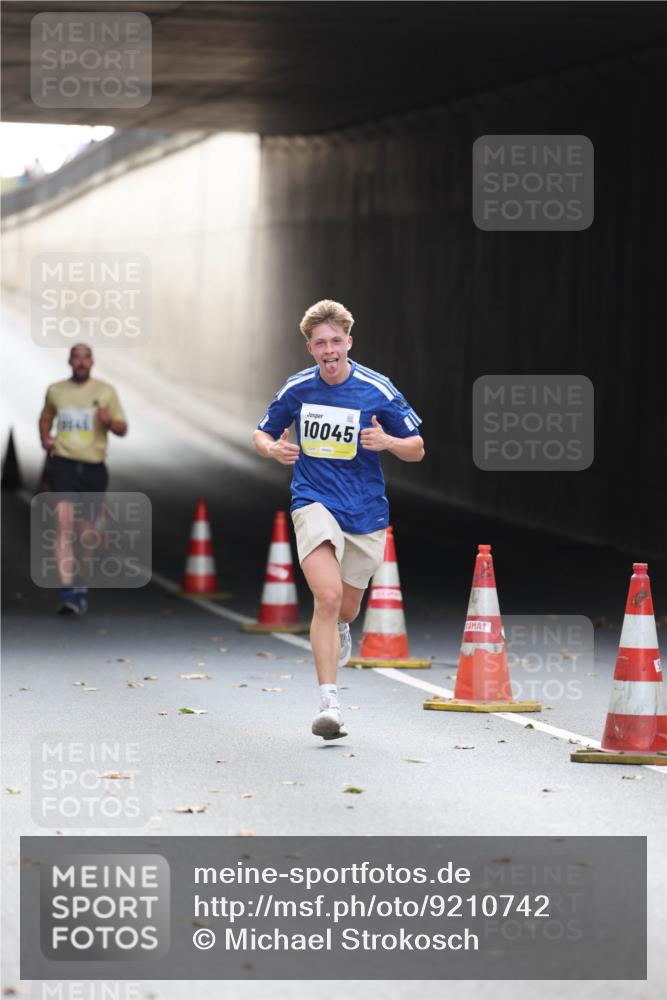 05.10.2025 - 20. swb-Marathon Bremen Michael Strokosch http://msf.ph/oto/9210742 05.10.2025 10:39:03 Laufen 10045 meine-sportfotos.de