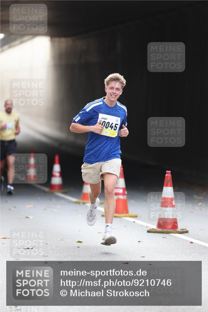 05.10.2025 - 20. swb-Marathon Bremen Michael Strokosch http://msf.ph/oto/9210746 05.10.2025 10:39:04 Laufen 0045 meine-sportfotos.de