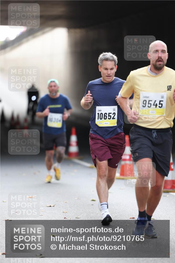 05.10.2025 - 20. swb-Marathon Bremen Michael Strokosch http://msf.ph/oto/9210765 05.10.2025 10:39:09 Laufen 16, 204, 10652, 02304, 9545 meine-sportfotos.de
