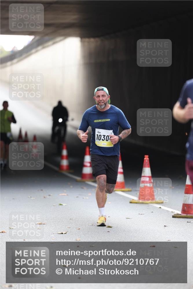 05.10.2025 - 20. swb-Marathon Bremen Michael Strokosch http://msf.ph/oto/9210767 05.10.2025 10:39:10 Laufen 1030 meine-sportfotos.de