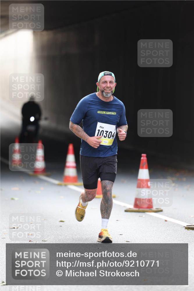 05.10.2025 - 20. swb-Marathon Bremen Michael Strokosch http://msf.ph/oto/9210771 05.10.2025 10:39:11 Laufen 10304 meine-sportfotos.de