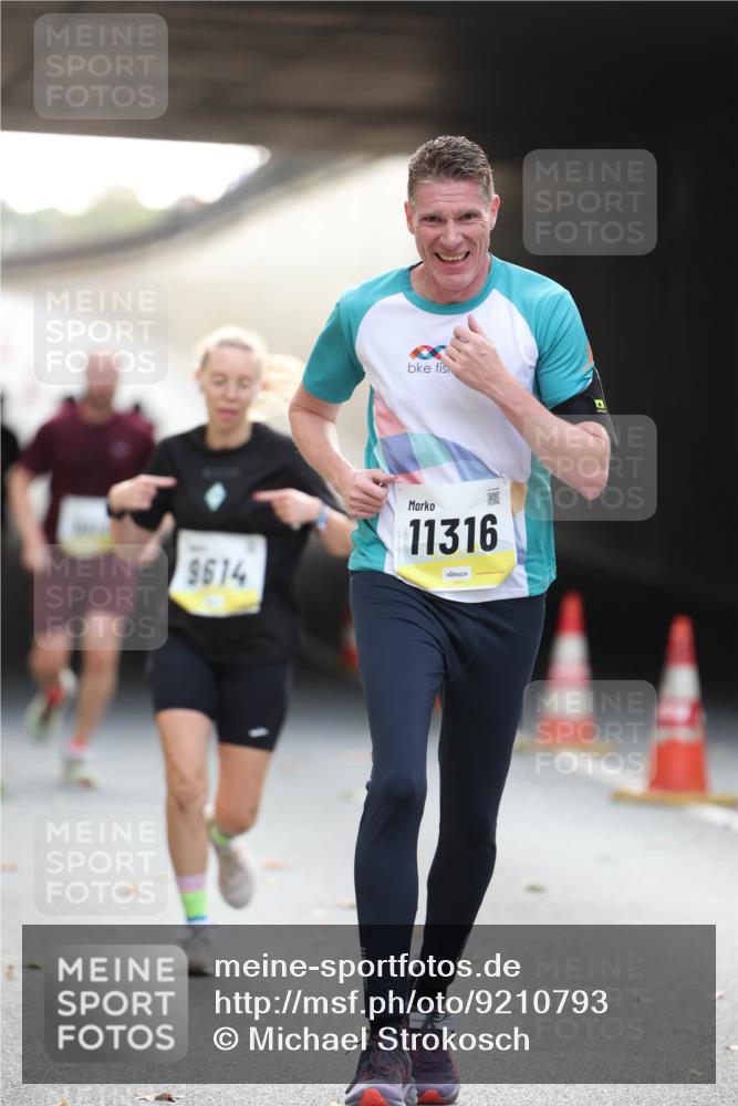 05.10.2025 - 20. swb-Marathon Bremen Michael Strokosch http://msf.ph/oto/9210793 05.10.2025 10:39:27 Laufen 9614, 11316 meine-sportfotos.de