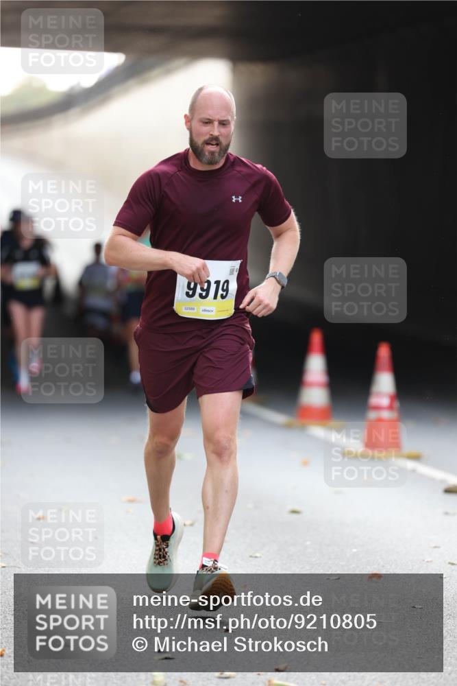 05.10.2025 - 20. swb-Marathon Bremen Michael Strokosch http://msf.ph/oto/9210805 05.10.2025 10:39:30 Laufen 9919, 02589 meine-sportfotos.de