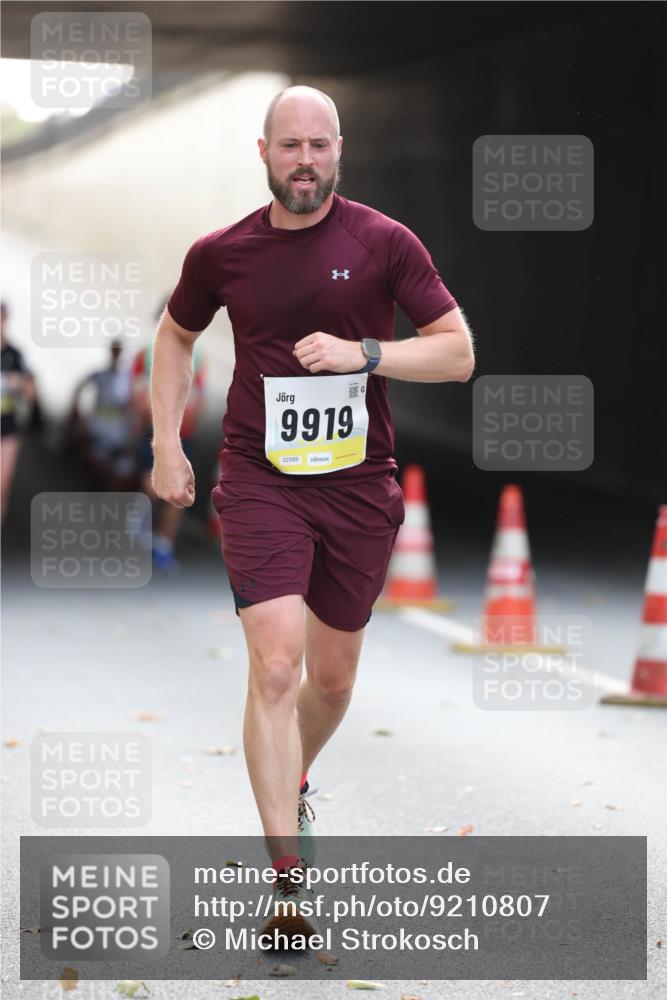 05.10.2025 - 20. swb-Marathon Bremen Michael Strokosch http://msf.ph/oto/9210807 05.10.2025 10:39:31 Laufen 9919, 02589 meine-sportfotos.de