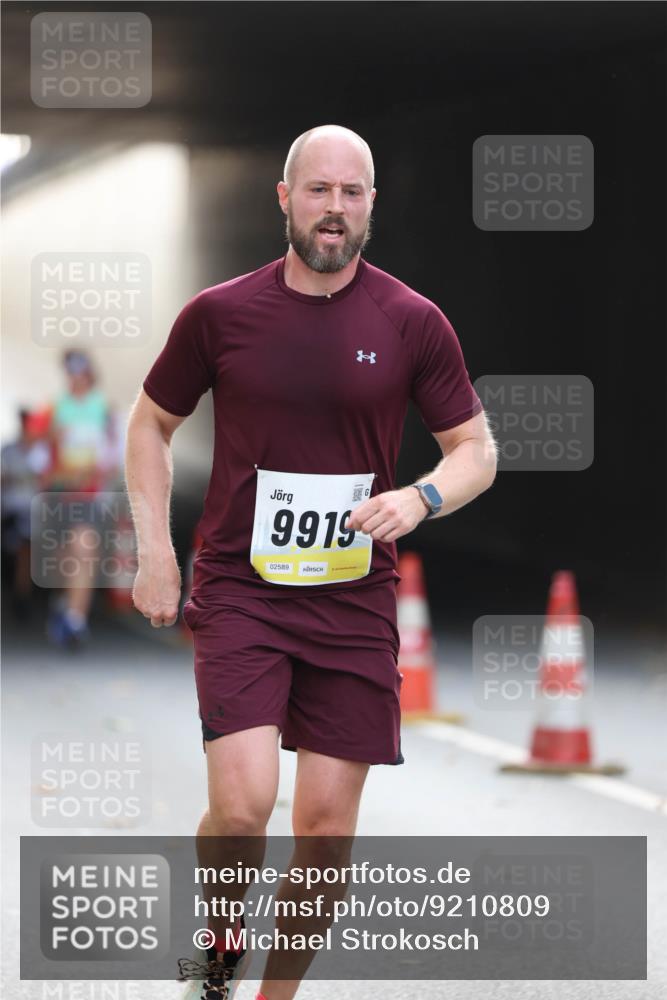 05.10.2025 - 20. swb-Marathon Bremen Michael Strokosch http://msf.ph/oto/9210809 05.10.2025 10:39:31 Laufen 9919, 02589 meine-sportfotos.de