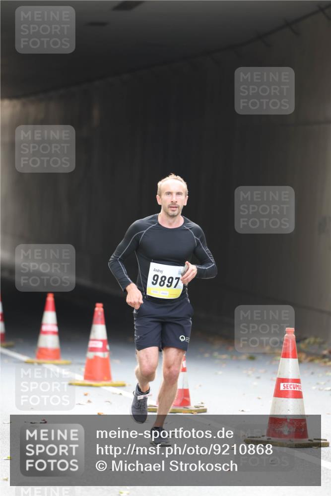 05.10.2025 - 20. swb-Marathon Bremen Michael Strokosch http://msf.ph/oto/9210868 05.10.2025 10:40:04 Laufen 9897 meine-sportfotos.de