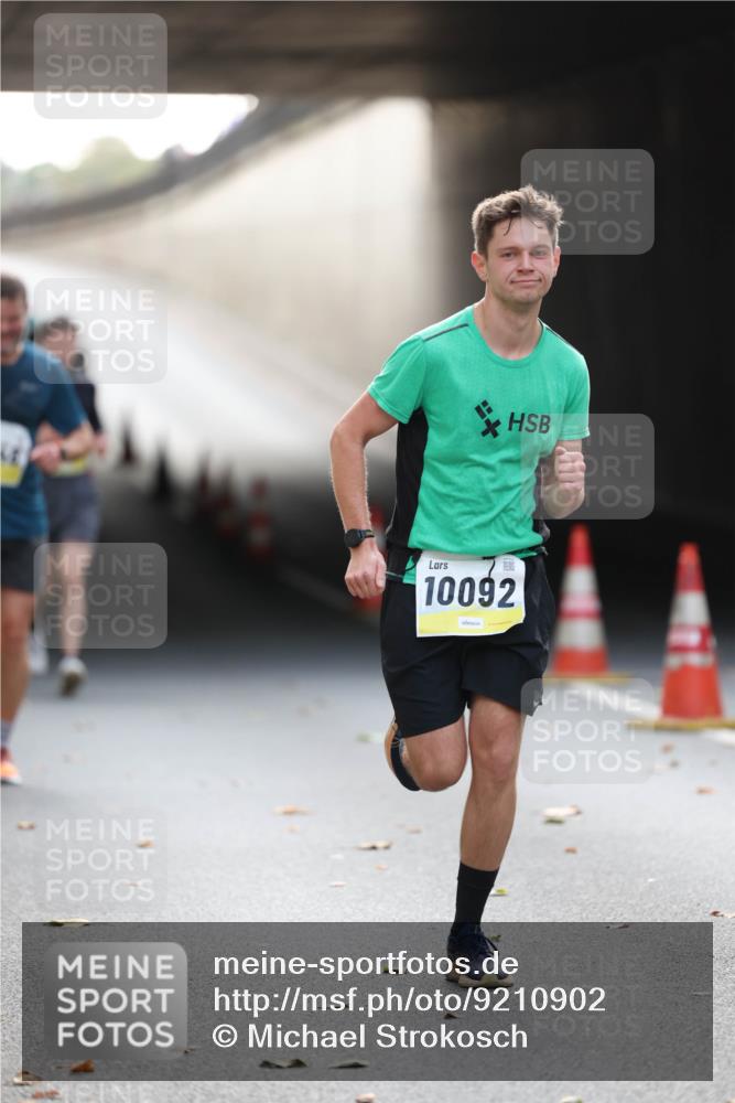 05.10.2025 - 20. swb-Marathon Bremen Michael Strokosch http://msf.ph/oto/9210902 05.10.2025 10:40:18 Laufen 10092 meine-sportfotos.de