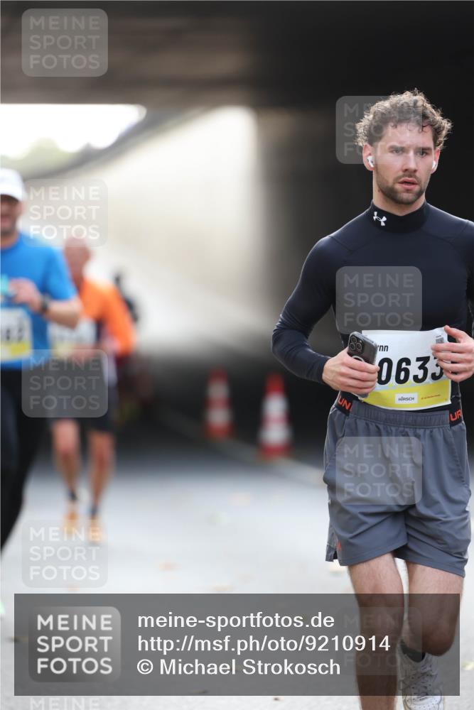 05.10.2025 - 20. swb-Marathon Bremen Michael Strokosch http://msf.ph/oto/9210914 05.10.2025 10:40:23 Laufen 0633 meine-sportfotos.de