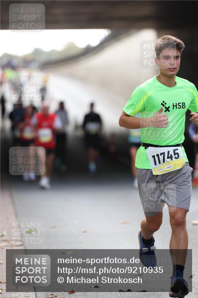05.10.2025 - 20. swb-Marathon Bremen Michael Strokosch http://msf.ph/oto/9210935 05.10.2025 10:40:33 Laufen 11745, 11745, 02180 meine-sportfotos.de
