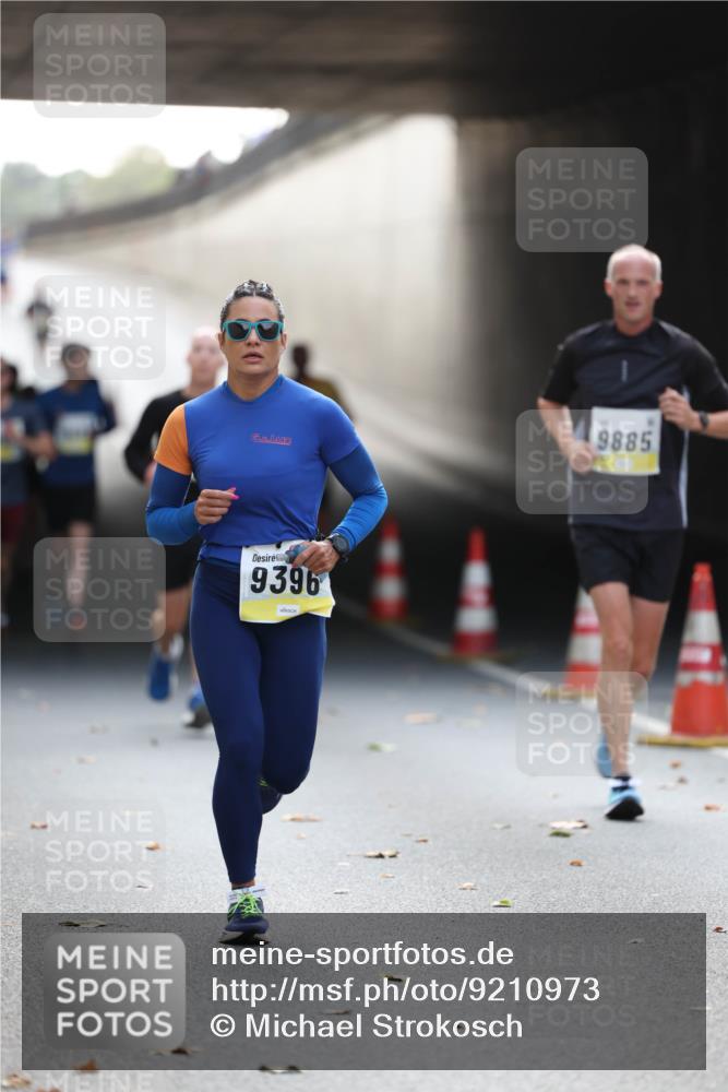 05.10.2025 - 20. swb-Marathon Bremen Michael Strokosch http://msf.ph/oto/9210973 05.10.2025 10:40:51 Laufen 9885, 9396, 1 meine-sportfotos.de