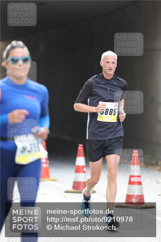 05.10.2025 - 20. swb-Marathon Bremen Michael Strokosch http://msf.ph/oto/9210978 05.10.2025 10:40:52 Laufen 3885 meine-sportfotos.de