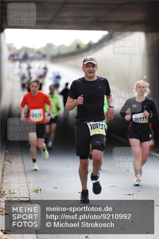 05.10.2025 - 20. swb-Marathon Bremen Michael Strokosch http://msf.ph/oto/9210992 05.10.2025 10:40:59 Laufen 106, 38, 10823, 10773 meine-sportfotos.de