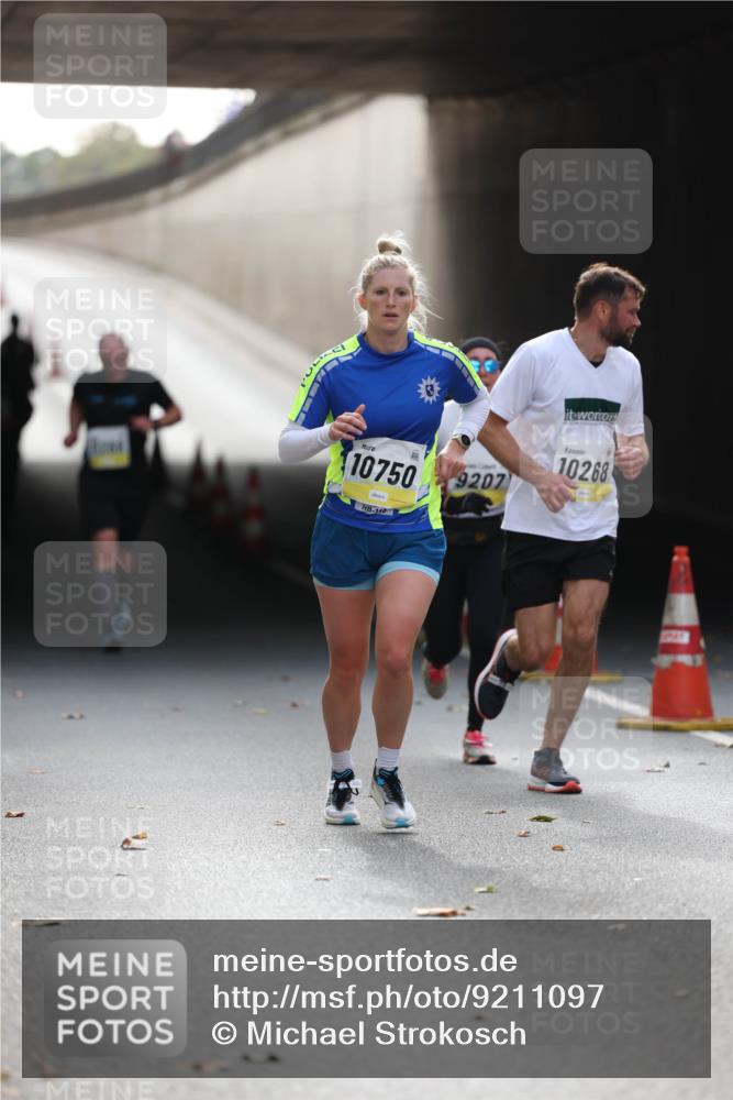 05.10.2025 - 20. swb-Marathon Bremen Michael Strokosch http://msf.ph/oto/9211097 05.10.2025 10:41:54 Laufen 10750, 110, 9207, 10268 meine-sportfotos.de