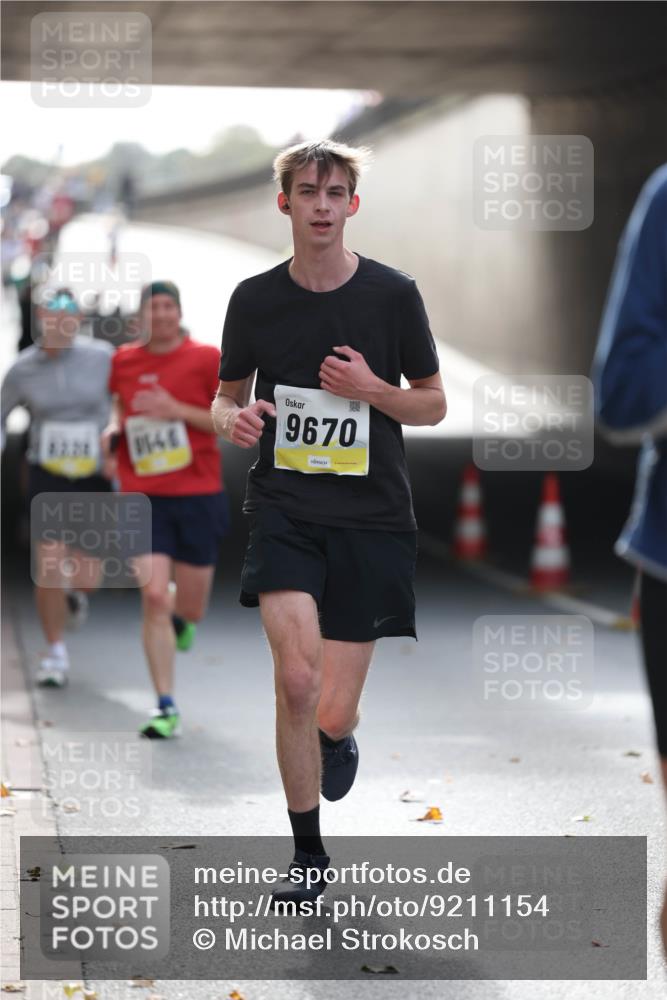 05.10.2025 - 20. swb-Marathon Bremen Michael Strokosch http://msf.ph/oto/9211154 05.10.2025 10:42:22 Laufen 4226, 1146, 9670 meine-sportfotos.de