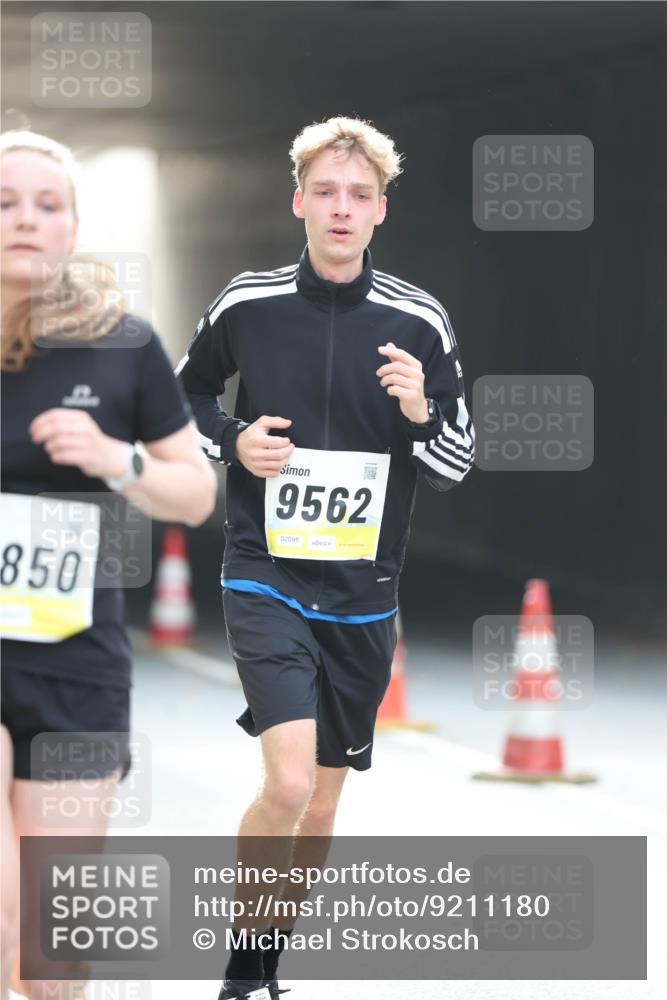 05.10.2025 - 20. swb-Marathon Bremen Michael Strokosch http://msf.ph/oto/9211180 05.10.2025 10:42:31 Laufen 850, 9562, 02098 meine-sportfotos.de