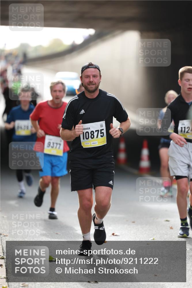 05.10.2025 - 20. swb-Marathon Bremen Michael Strokosch http://msf.ph/oto/9211222 05.10.2025 10:42:52 Laufen 9377, 10875, 02530, 112 meine-sportfotos.de