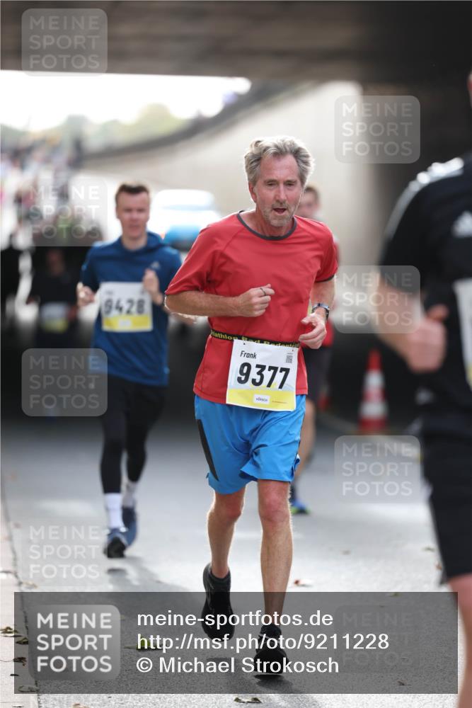 05.10.2025 - 20. swb-Marathon Bremen Michael Strokosch http://msf.ph/oto/9211228 05.10.2025 10:42:53 Laufen 9428, 9377 meine-sportfotos.de